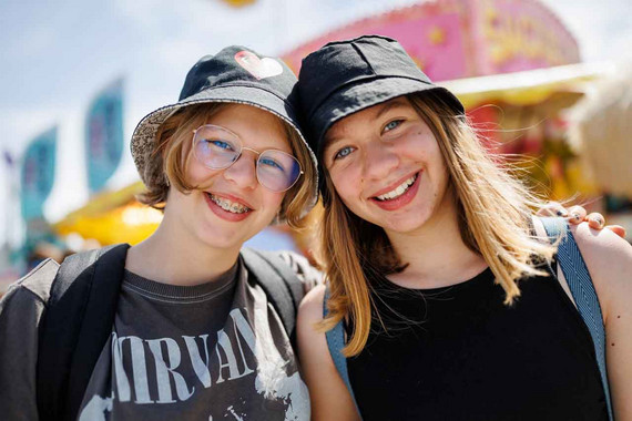Zwei Mädchen genießen den Besuch auf dem Jugendkirchentag
