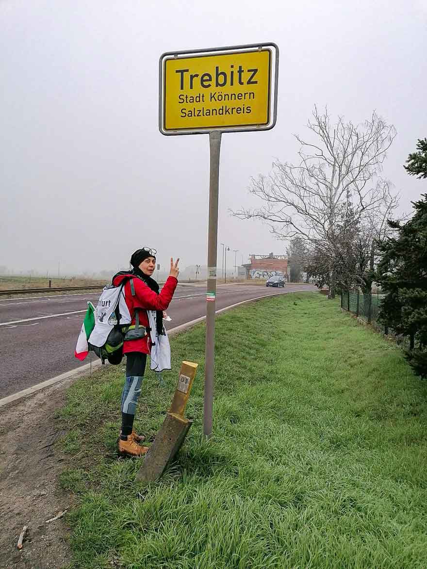 Nasrin Jalali vor dem Ortseingangsschild von Trebitz