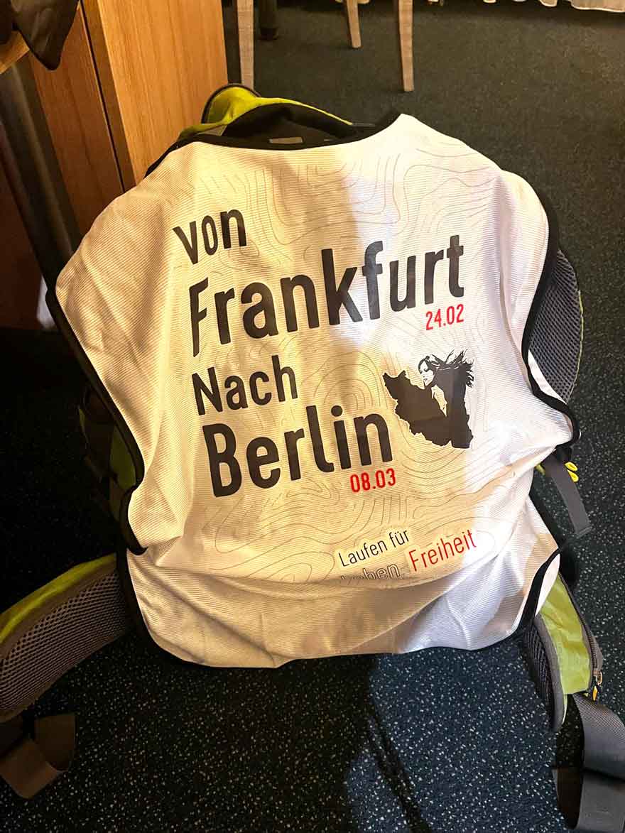 weiße Weste mit dem Text: Von Frankfurt nach Berlin