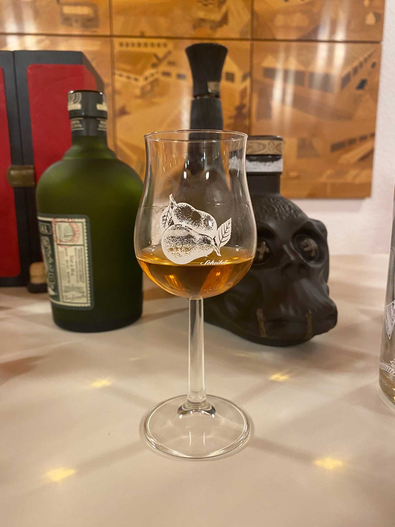 Ein Glas Rum oder Whisky