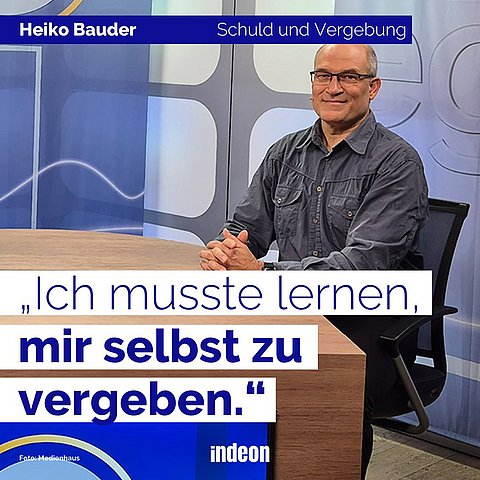 Heiko Bauder sitzt auf einem Stuhl am Tisch