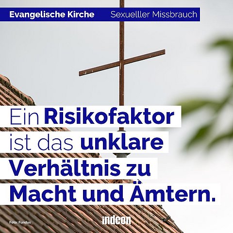 Ziegeldach mit einem Kreuz darauf. Davor der Text: Ein Risikofaktor ei sexuellem Missbrauch ist das unklare Verhältnis zu Macht und Ämtern.