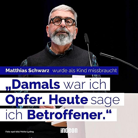 Matthias Schwarz am Mikrofon. Er war von sexuellem Missbrauch in der evangelischen Kirche betroffen. Das Zitat: „Damals war ich Opfer. Heute sage ich Betroffener.“