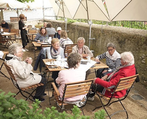 Alte Menschen beim Kaffeetrinken