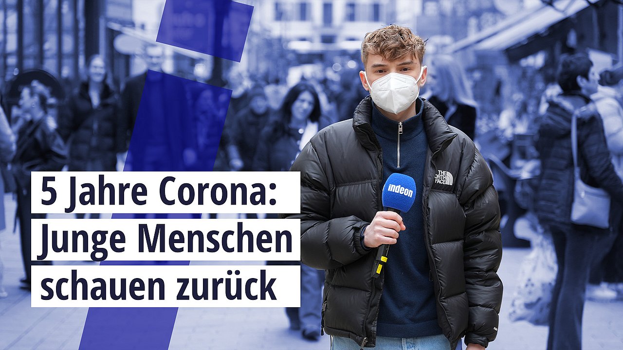 indeon-Reporter Max Löser steht mit FFP2-Maske in Wiesbadener Innenstadt. Darüber der Text: "5 Jahre Corona: Junge Menschen schauen zurück." 