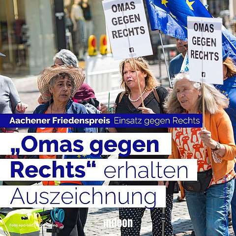 Omas laufen mit Schildern auf denen „Omas gegen Rechts“ steht und einer Europa-Flagge durch eine Straße. Darauf der Text, dass die Omas sich gegen Rechts einsetzen und die Auszeichnung des Aachener Friedenspreises erhalten haben.