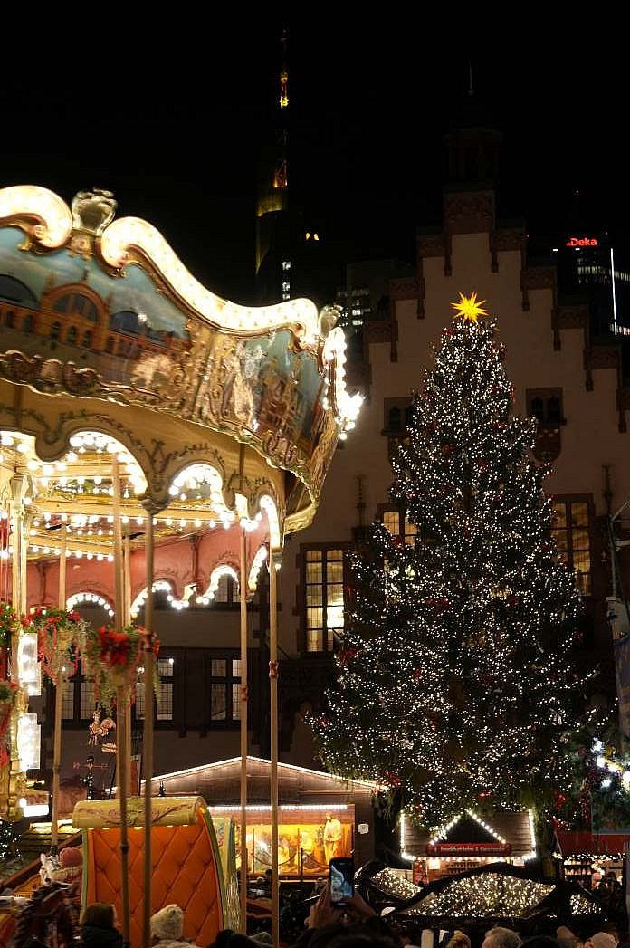 Frankfurter Weihnachtsmarkt 2024 mit Karussell und Baum 