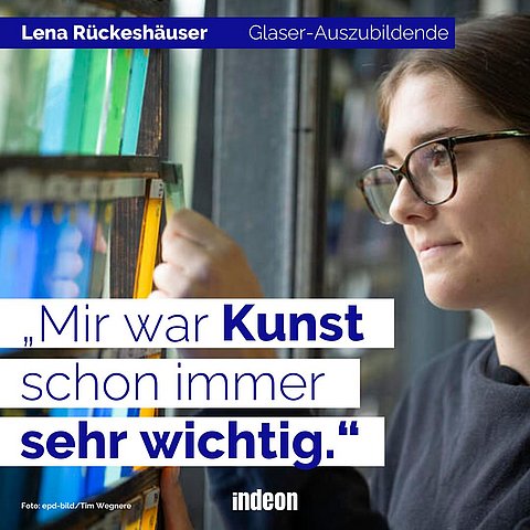 Lena schaut sich Glasmuster an, dazu der Text "Mir war Kunst schon immer sehr wichtig"