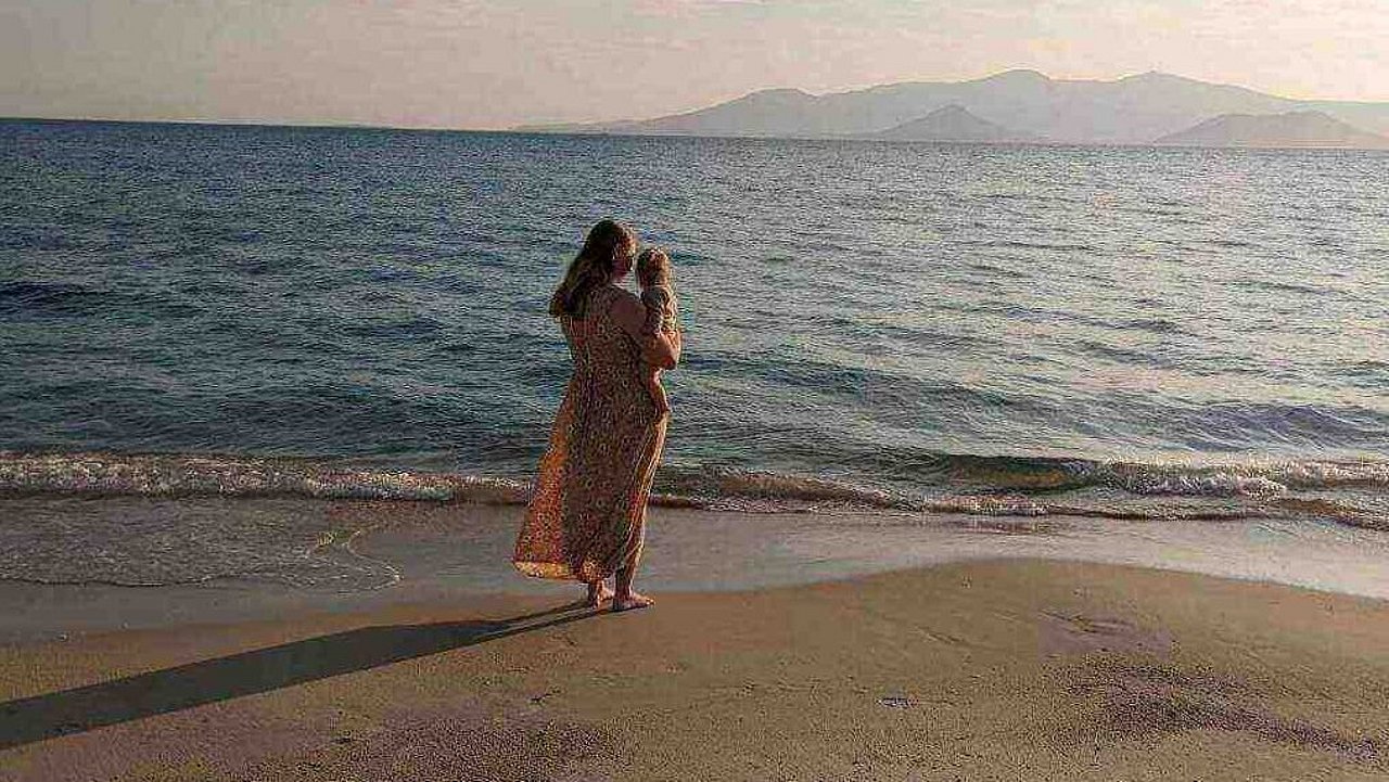 Wiebke steht mit ihrer Tochter am Meer und genießt die Zeit zusammen