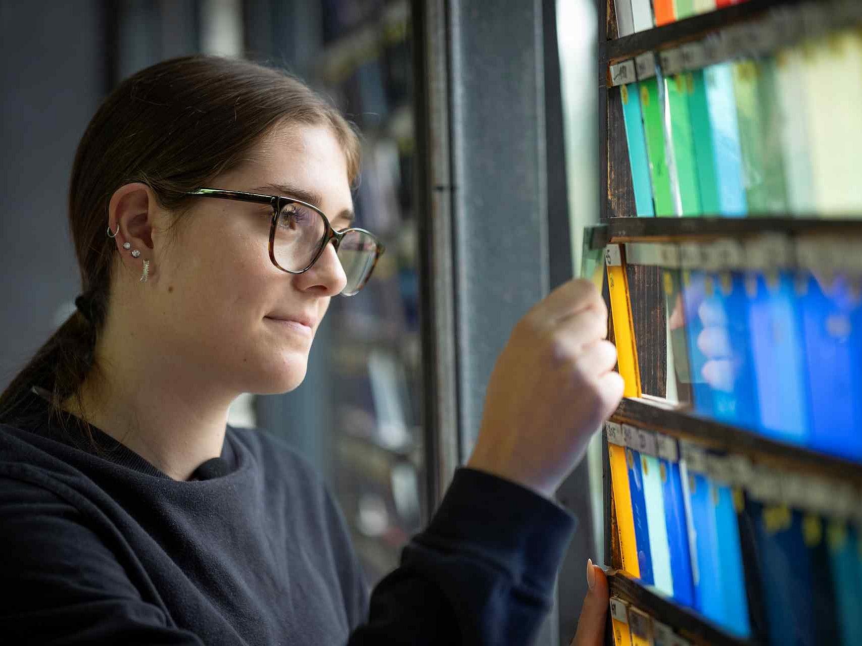 Lena Rückeshäuser macht eine Ausbildung zur Glaserin