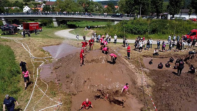 Durch den Matsch beim Dirty Church Run