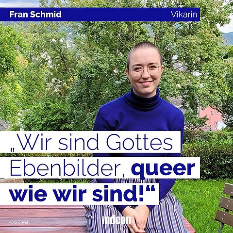 Frau sitzt auf Tisch, davor der Text: Wir sind alle Gottes Ebenbilder, queer wie wir sind.