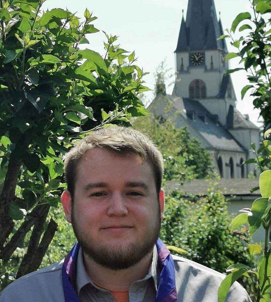 Dominic-Lucas Broweleit vor der Gedächtniskirche in Bad Homburg