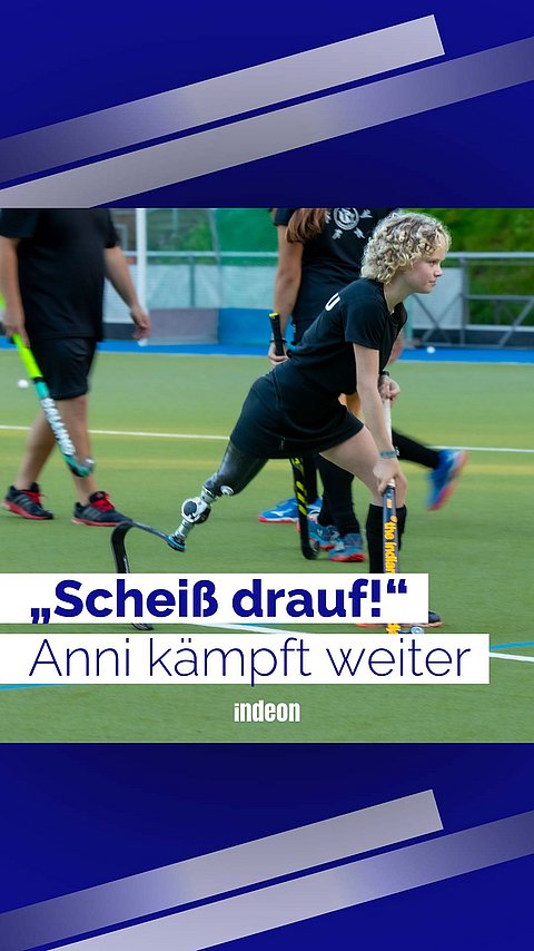 Anni mit ihrer Prothese auf dem Hockeyfeld. Darunter der Text: "Scheiß drauf!" Anni kämpft weiter