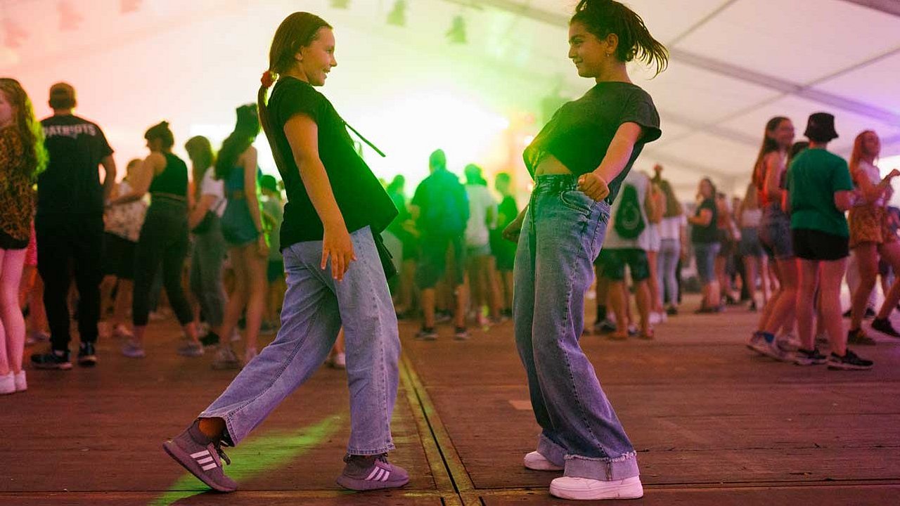 2 Mädchen beim Jugendkirchentag tanzen miteinander