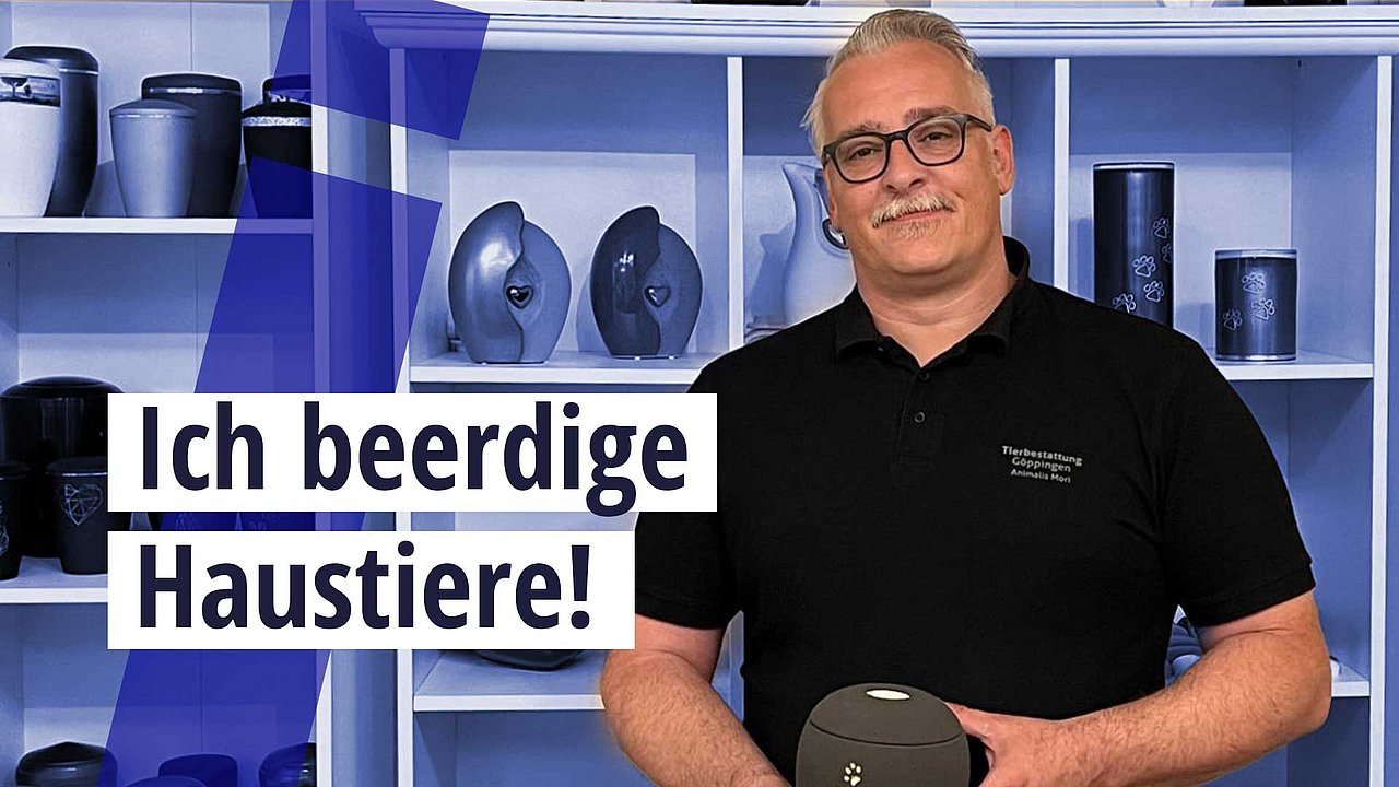 Pierre Keim ist Tierbestatter und hält eine Urne in der Hand. Vorne steht als Schlagzeile: "Ich beerdige Haustiere"