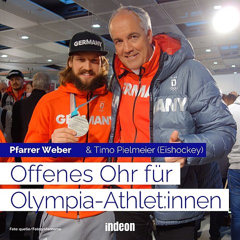 Thomas Weber mit Eishockey-Spieler Timo Pielmeier und seiner silber Medaille.