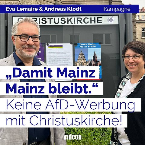 Alexander Klodt und Eva Lemaire vor dem Schaukasten der Christuskirche.