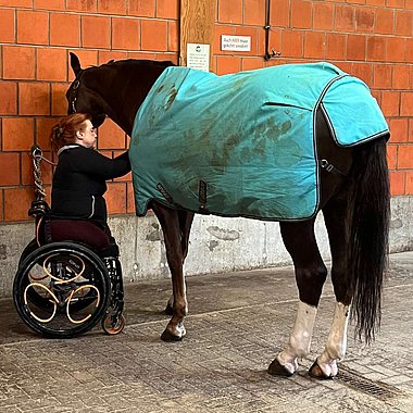 Angelika Trabert holt Stute D'Agostina aus der Box und macht sie fertig fürs reiten