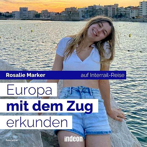 Rosalie Marker hat Europa mit dem Zug erkundet. Auf dem Bild sitzt die blonde Frau am Meer 