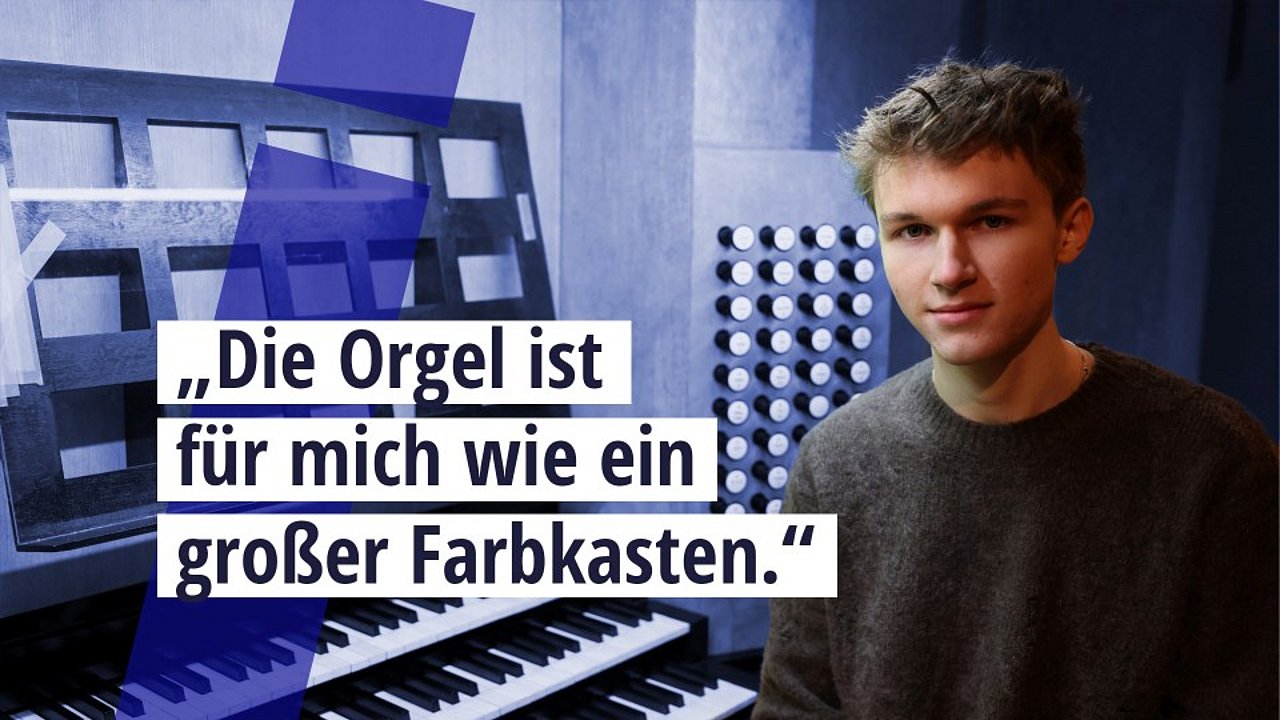 Organist Jan Liebermann schaut in die Kamera. Darauf das Zitat: Die Orgel ist für mich wie ein großer Farbkasten." 