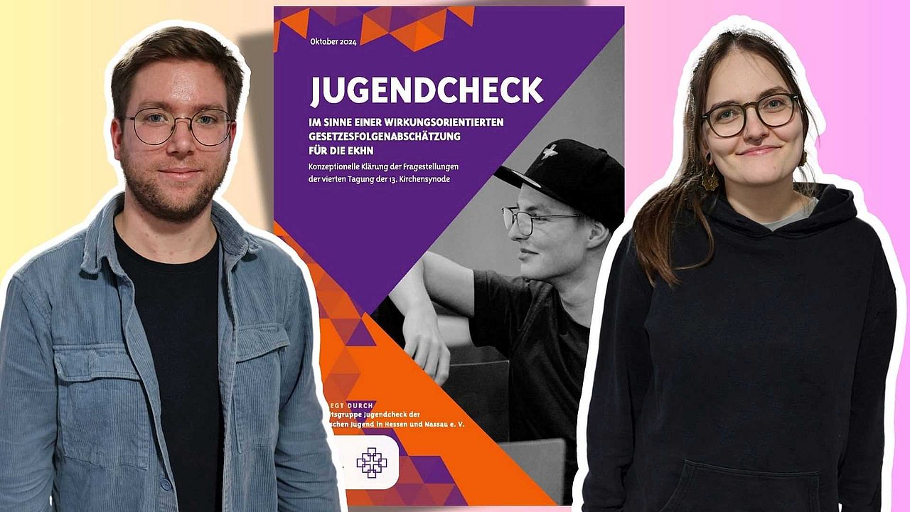 Auf dem Bild ist der Flyer des Jugendchecks zu sehen. Ebenso sind dort Porträtaufnahmen von Philipp Hack und Leonie Miehm der Evangelischen Jugend in Hessen und Nassau