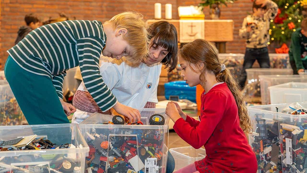 Kinder spielen mit Lego in der Kirche