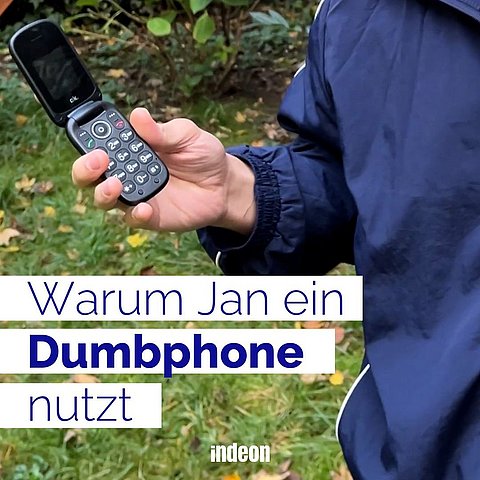 Altes Klapphandy dazu der Text: Warum Jan ein Dumbphone nutzt