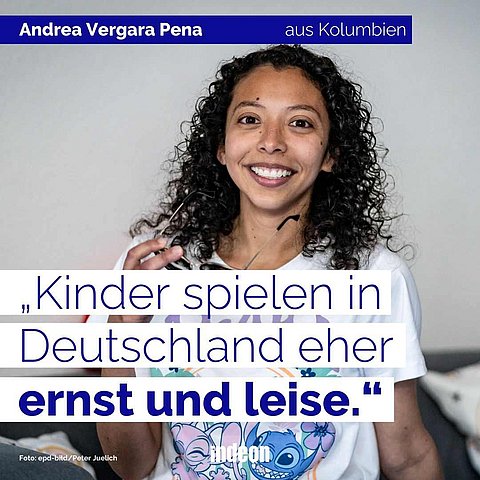 Erzieherin Andrea aus Kolumbien sagt: Die Kinder in Deutschland spielen eher ernst und leise