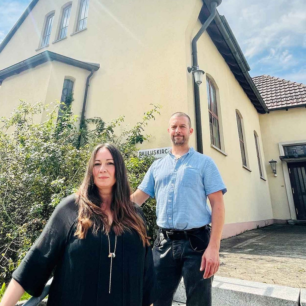 Ellen Weinmann und Florian Düsterwald vor ihrer Tierbestattungskirche 