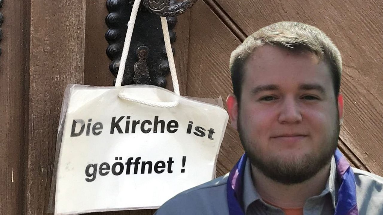 Dominic-Lucas vor einer Kirchentür