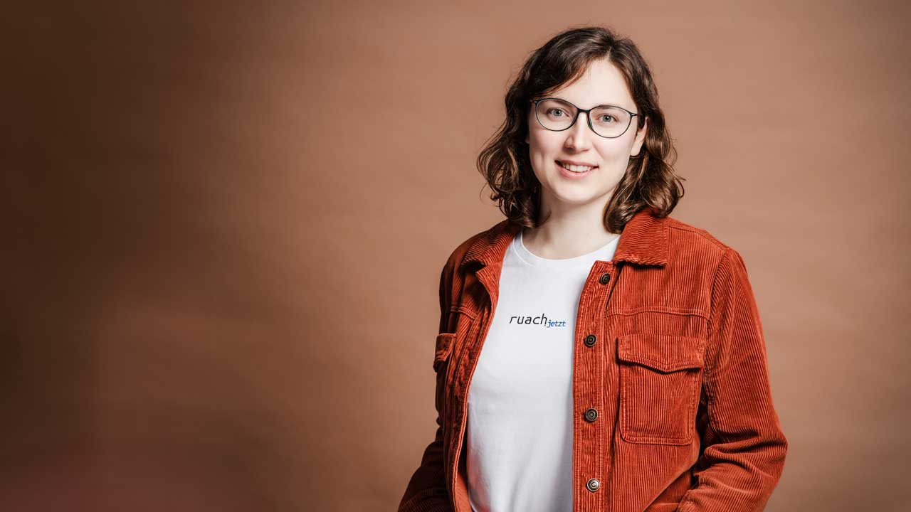 Lisa Menzel mit einem weißen T-Shirt auf dem ruach.jetzt steht