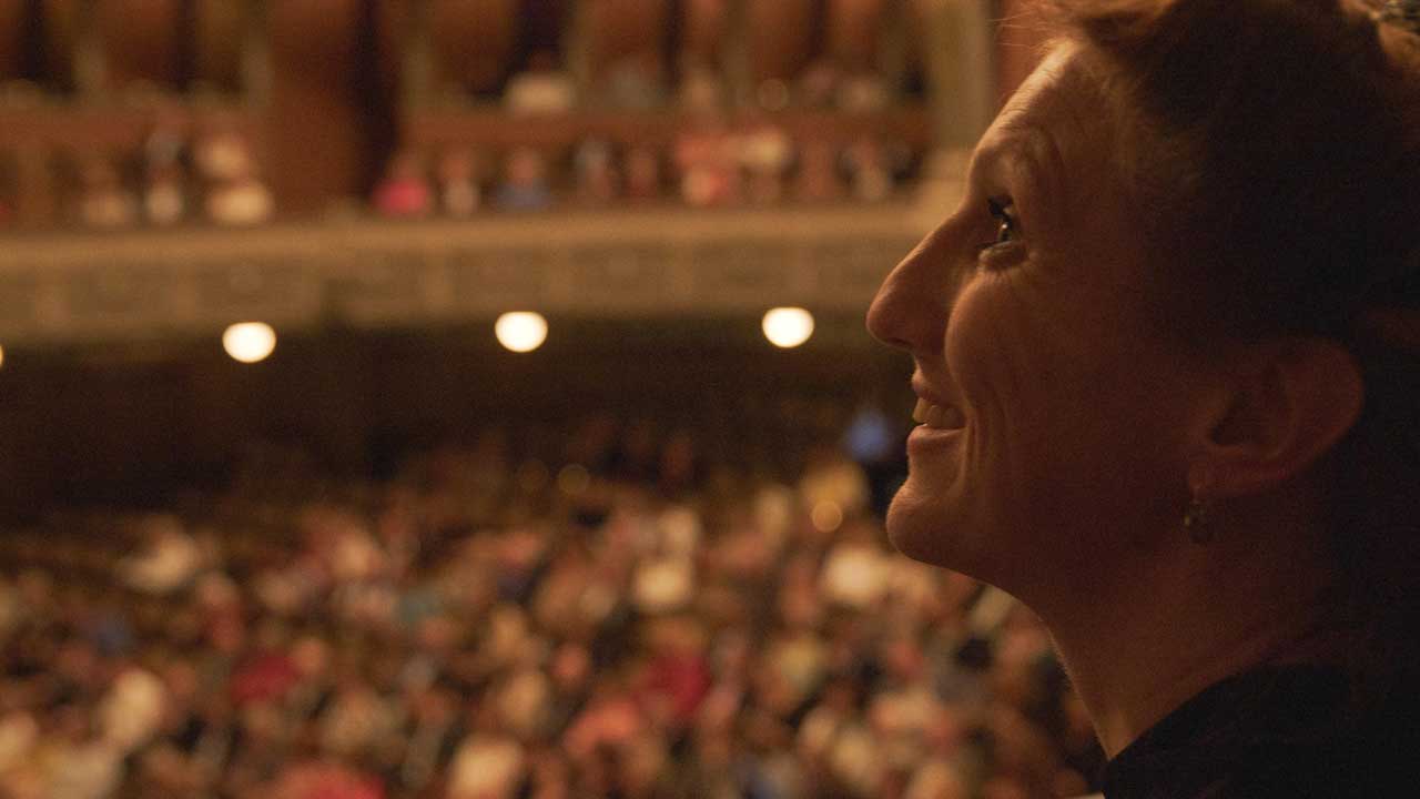 Janine sitzt auf dem Rang in der Stuttgarter Oper