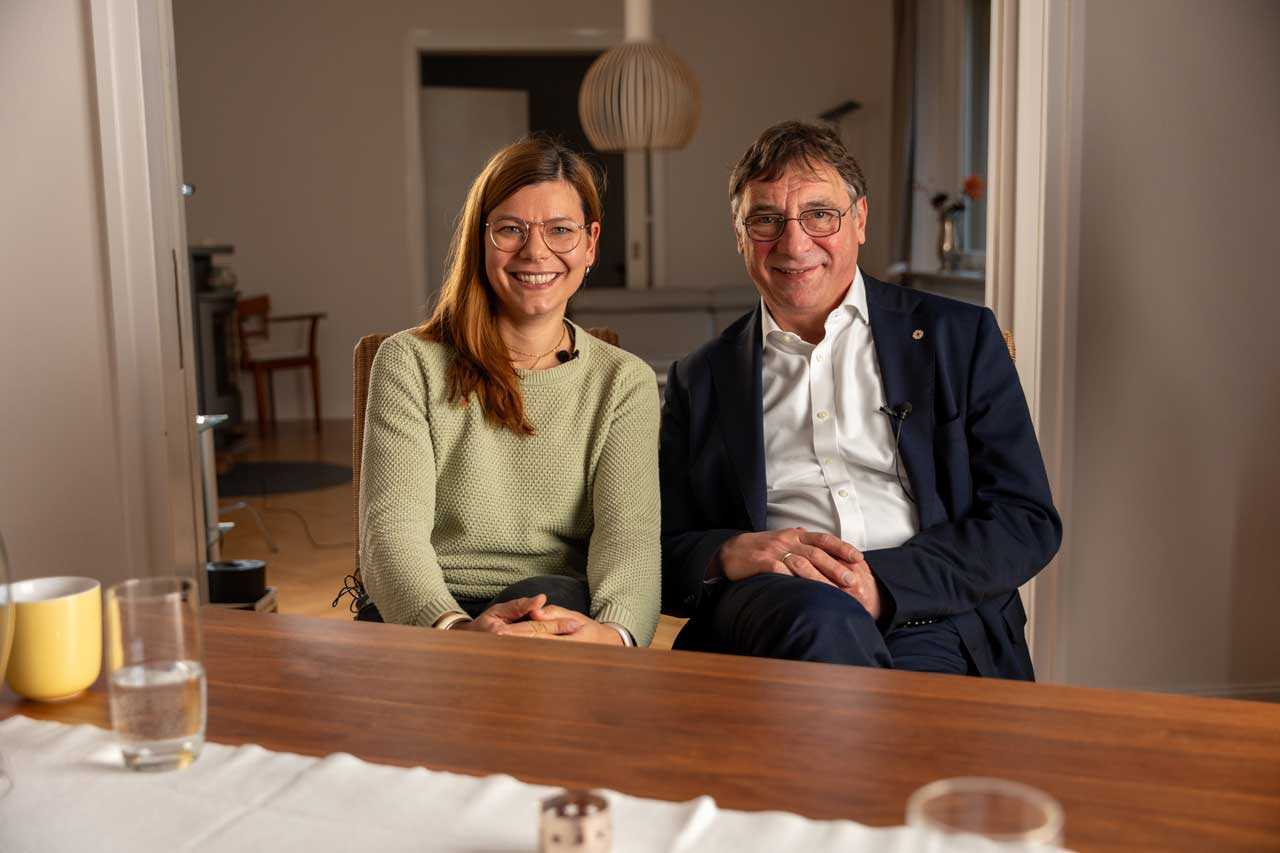 Host Lotte Mattes mit Kirchenpräsident Volker Jung