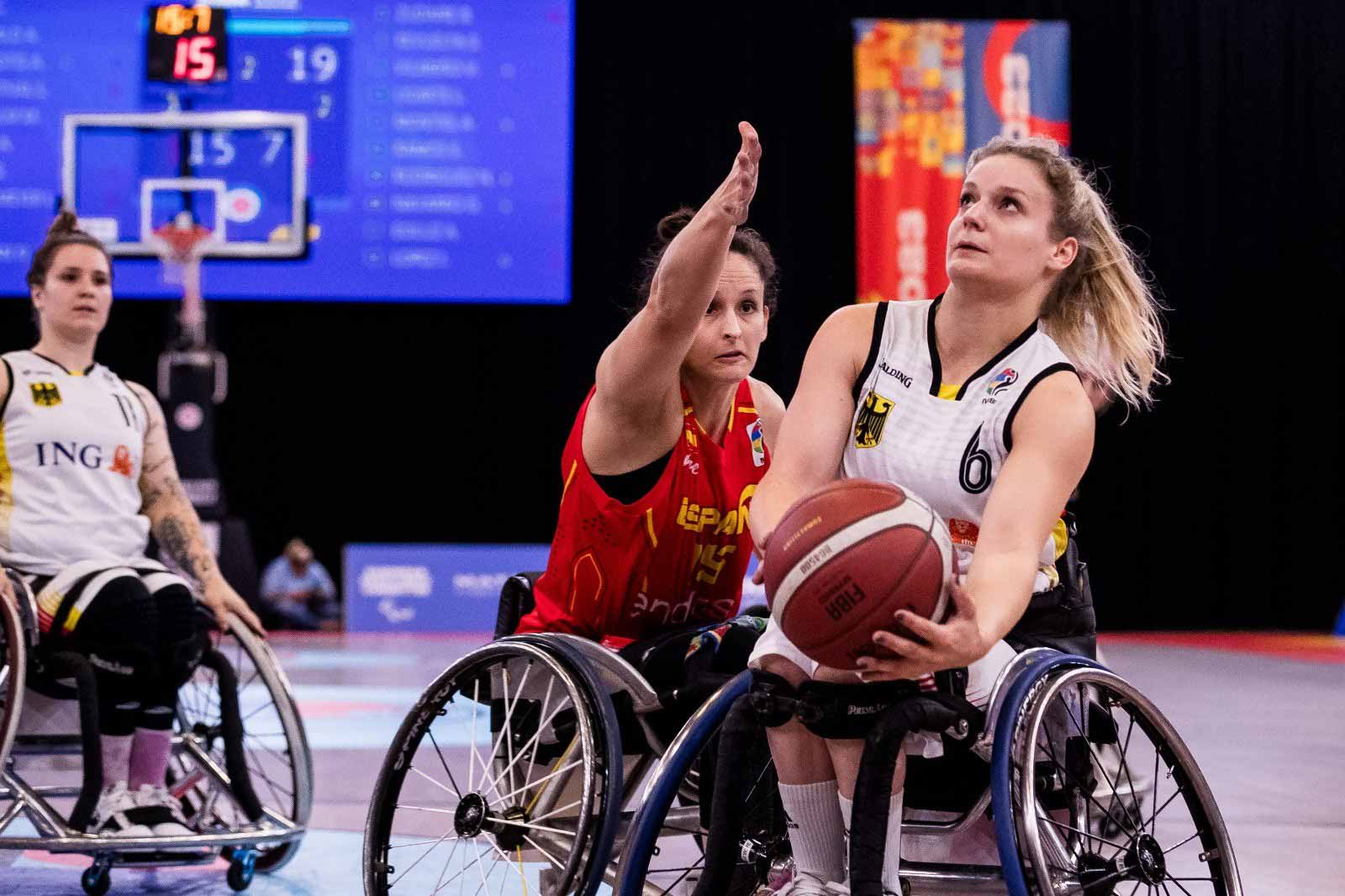 Catharina Weiß sitzt im Rollstuhl und hält den Basketball in ihrer Hand während eines Spiels. 