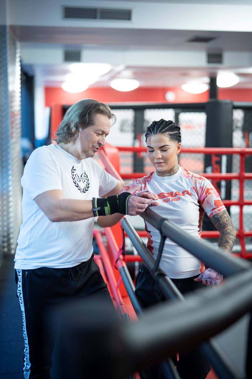 Bilgenur und ihr Trainer am Rand vom Boxring