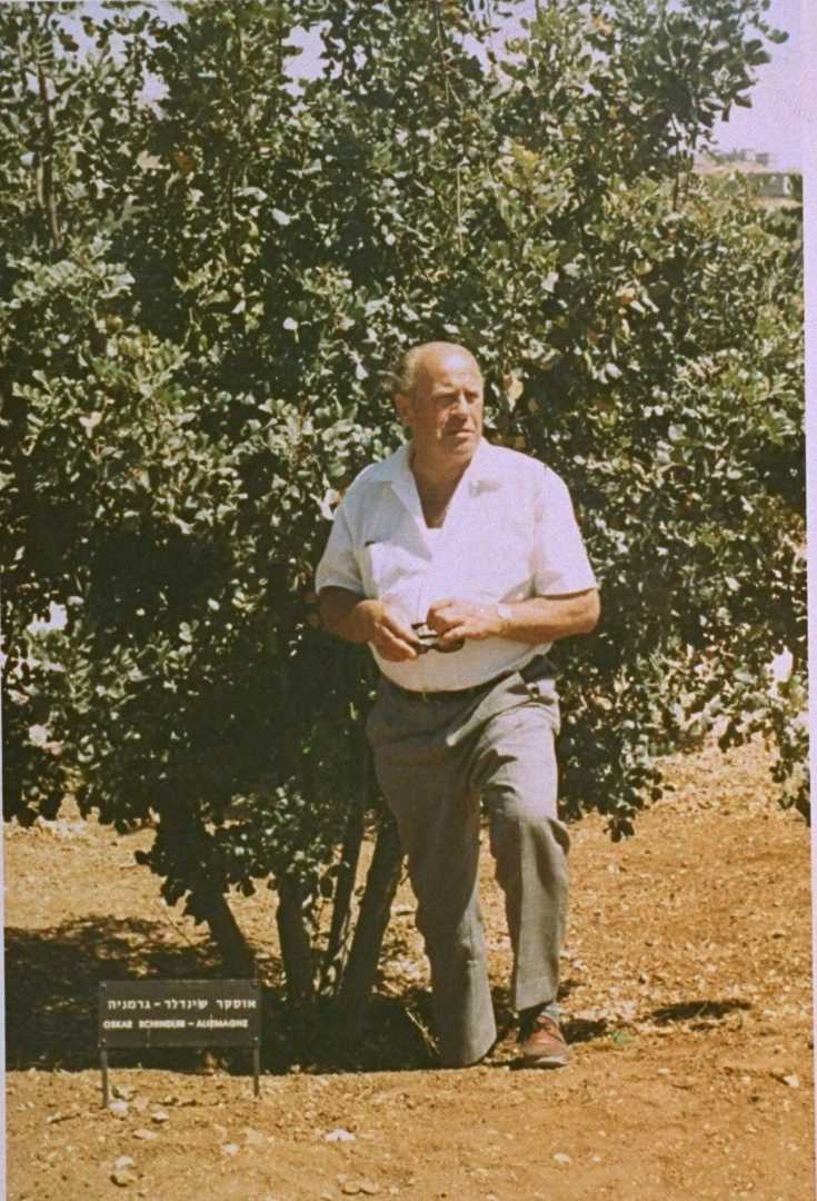 Oskar Schindler vor seinem Baum in der „Allee der Gerechten“ in Yad Vashem