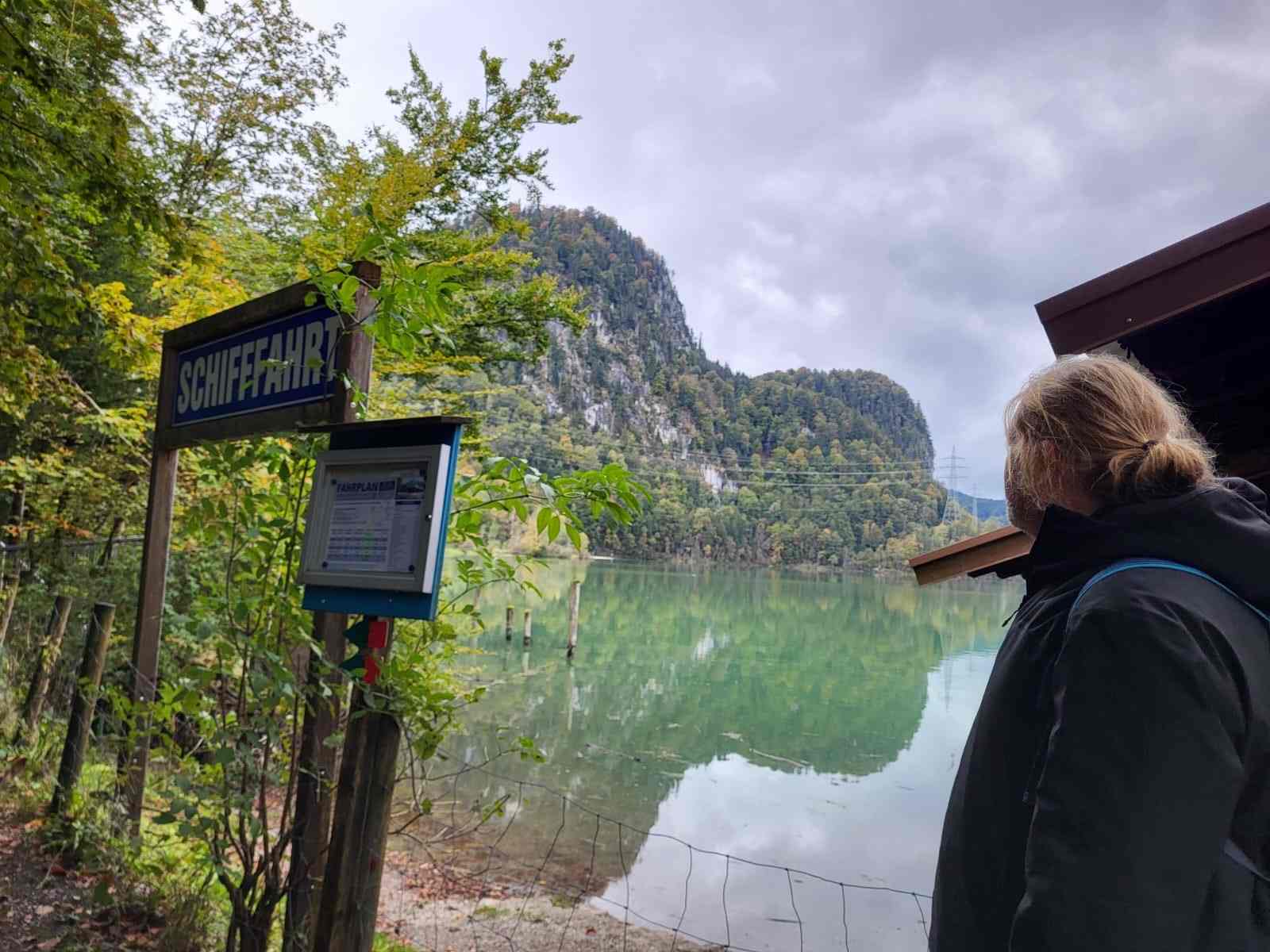 Veit Wennhak blickt auf einen See