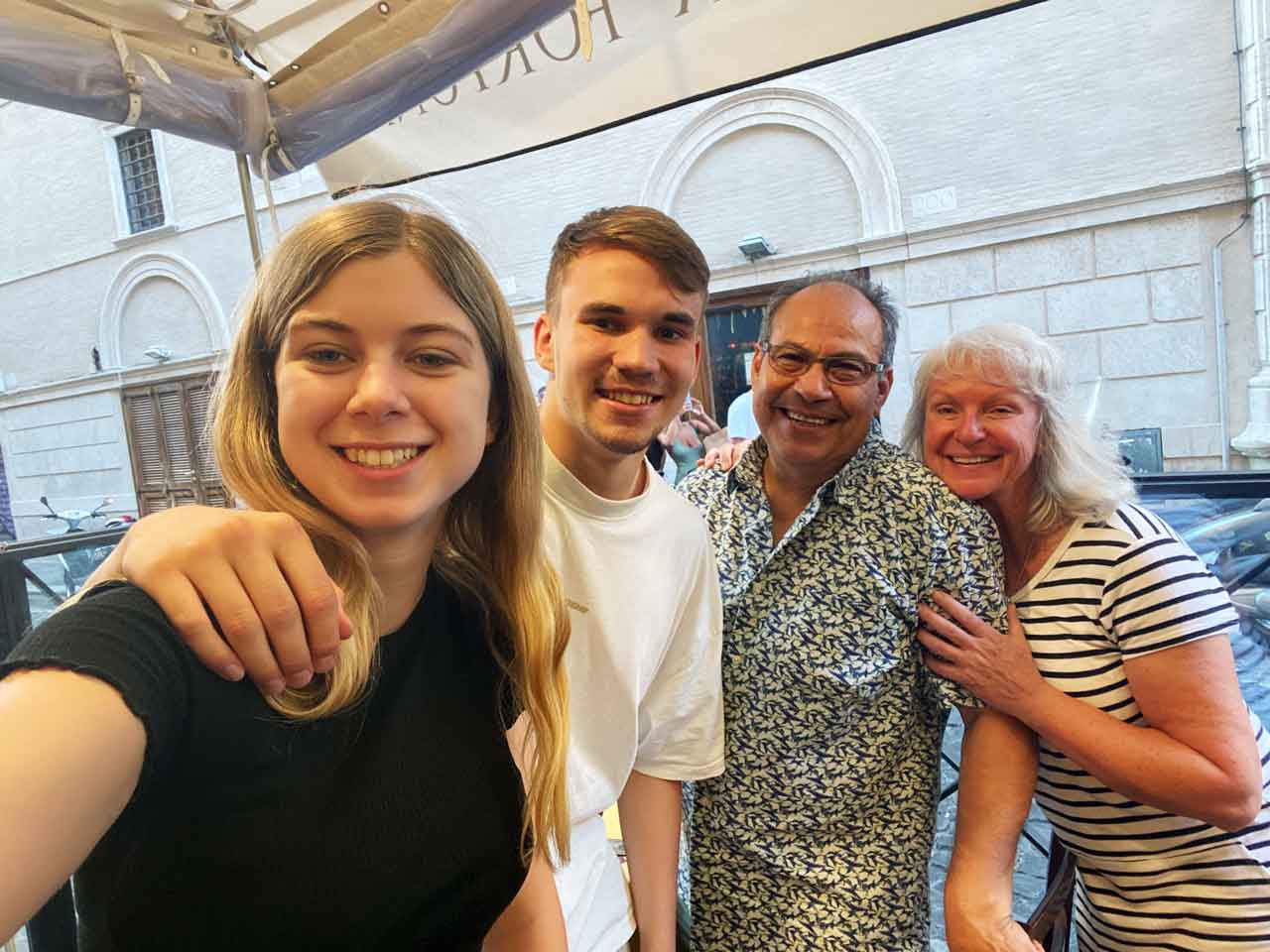 Rosalie und Simon auf einem Selfie mit dem amerikanischen Paar