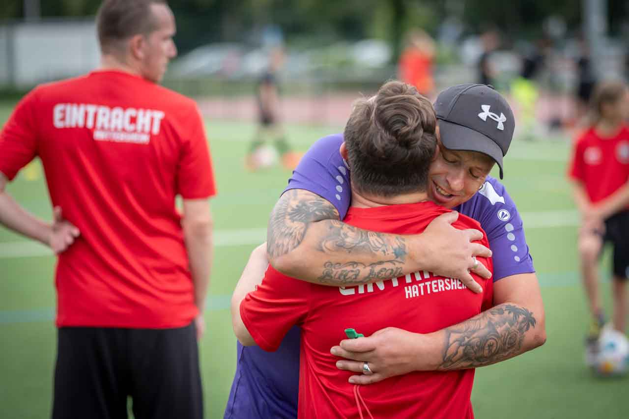 Trainer Lars umarmt einen Spieler