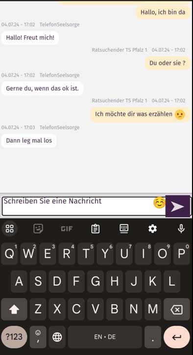 Chatfenster der Chatseelsorge. Der Dialog beginnt mit "Hallo, ich bin da." TS: Hallo, freut mich. "Du oder sie?" TS: Gerne du, wenn das okay ist. "Ich möchte dir was erzählen." TS: Dann leg mal los.