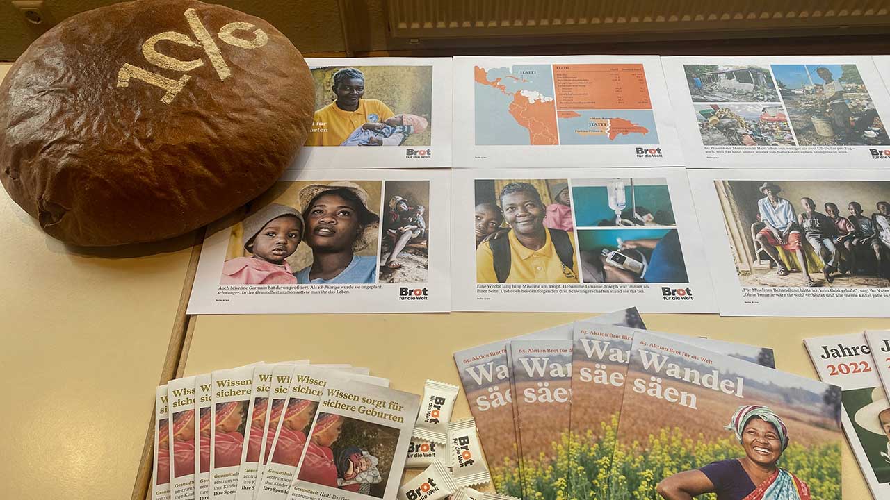 10-Prozent-Brot und Flyer der Hilfsprojekte