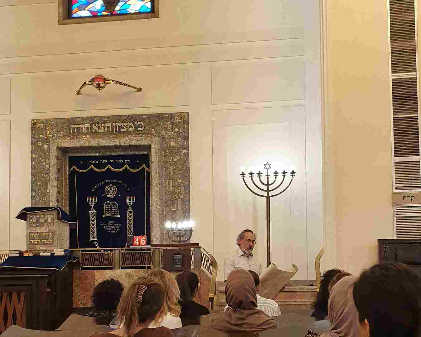 David Holinstat spricht in der Synagoge