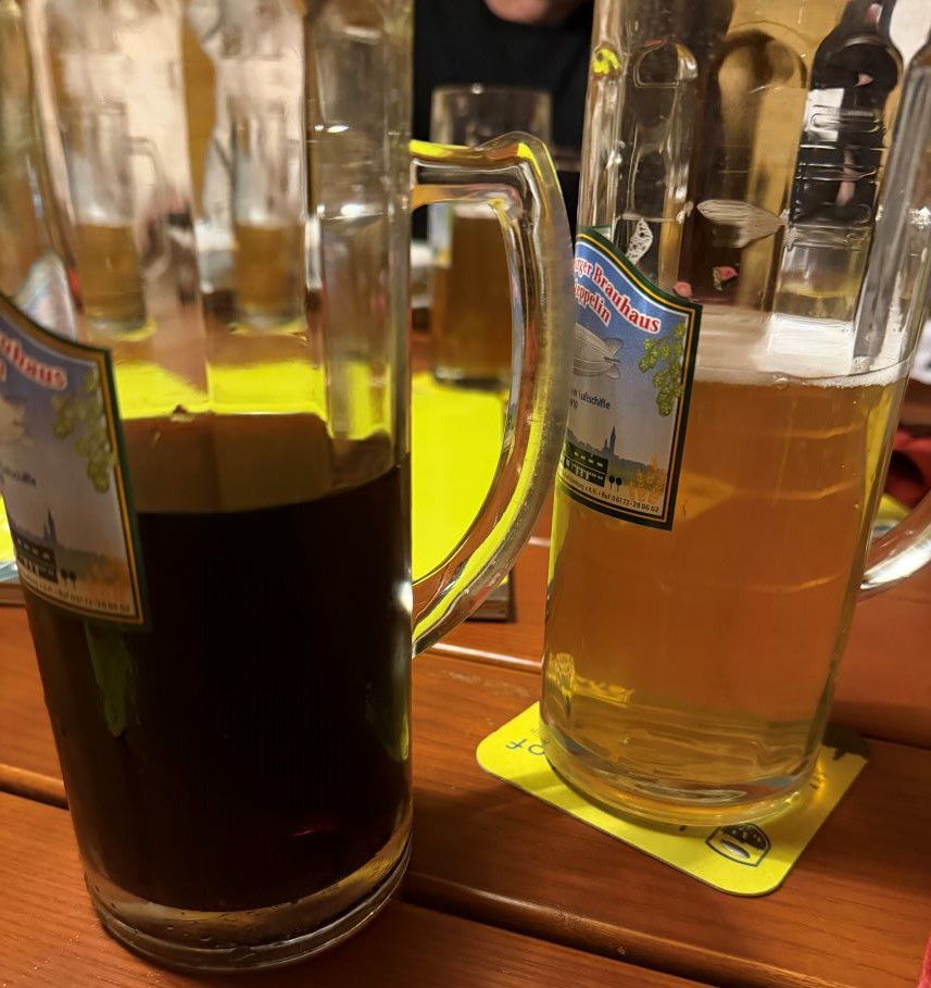 Frisch gebrautes Bier versus abgestandene Cola