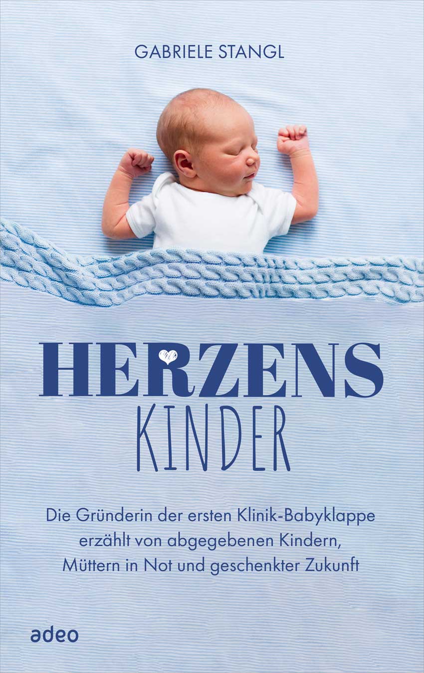 Cover vom Buch Herzenskinder, Ein Baby liegt schlafend mit den Händchen nach oben gestreckt in einem Bett. Darunter steht der Titel Herzenskinder. 