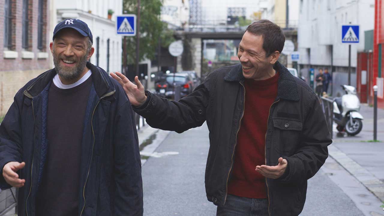 Bruno (Vincent Cassel, links) und Malik (Reda Kateb) auf einer Straße