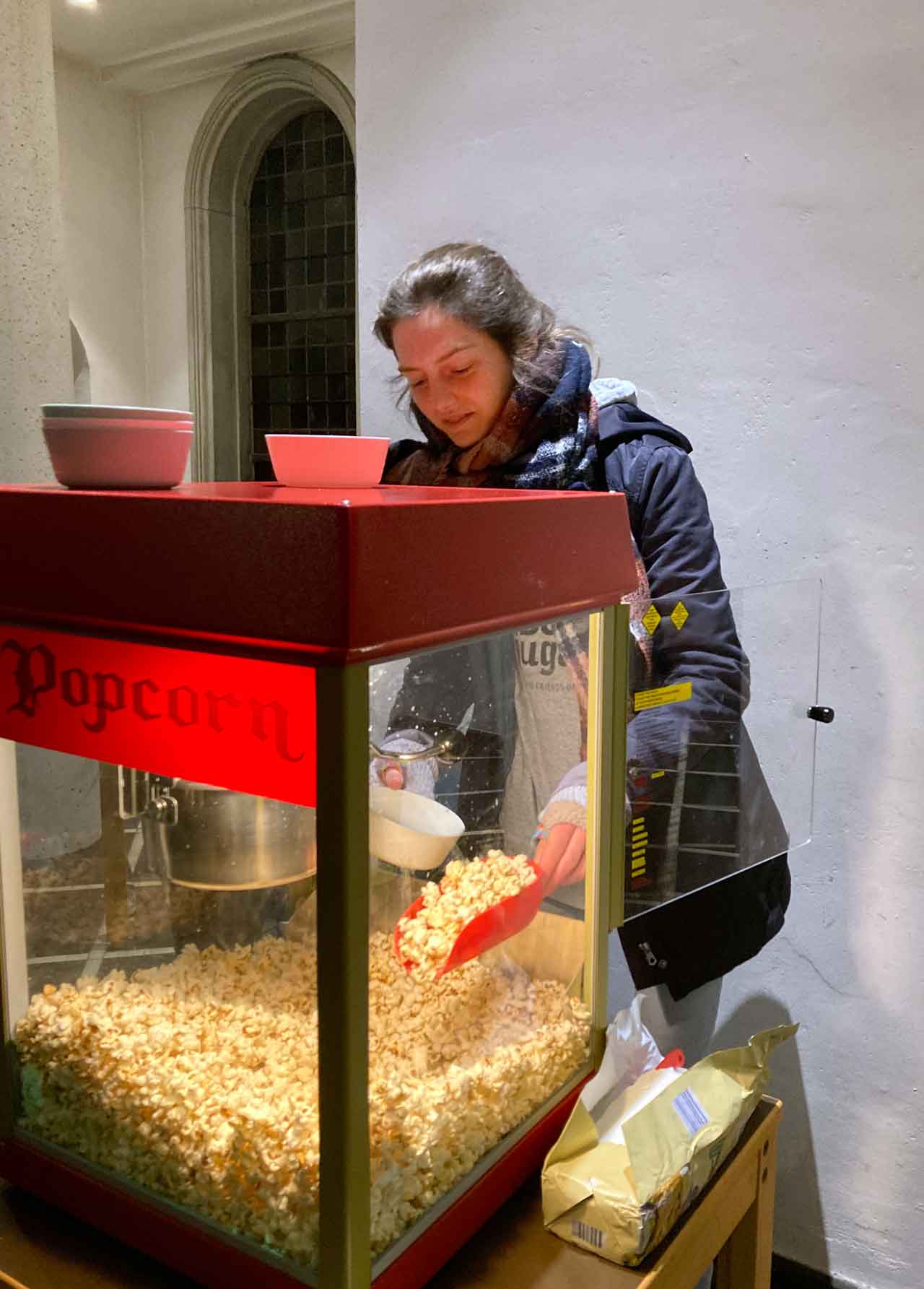 Frau an Popcorn-Maschine