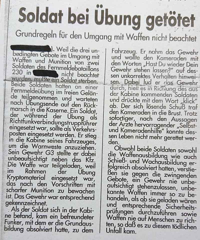 Der Text auf dem Foto berichtet über einen Unfall, bei dem ein Soldat während einer Übung getötet wurde. Überschrift: „Soldat bei Übung getötet“ Untertitel: „Grundregeln für den Umgang mit Waffen nicht beachtet“ 