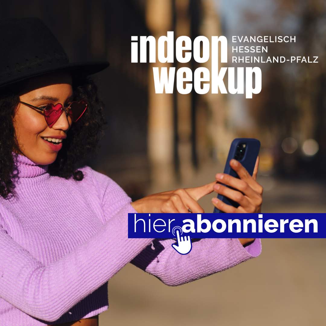 Mensch am Smartphone beim abonnieren vom indeon Newsletter